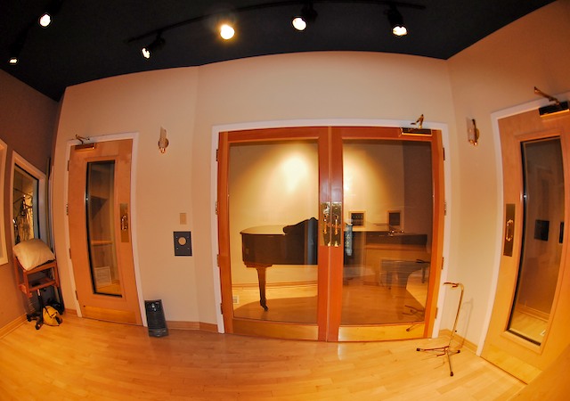 Vanettasmalljpg/vanet_iso_booths.jpg