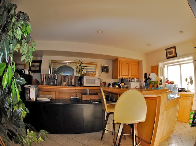 Vanettasmalljpg/vanet_kitchenette.jpg